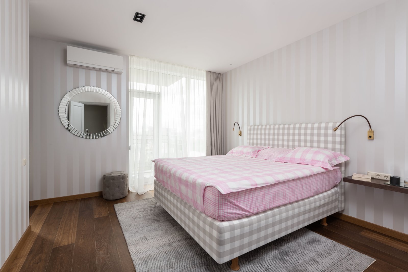 Quarto organizado e claro